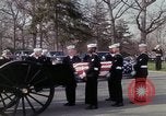 Standbild Beerdigung von Astronauten Lieutenant Commander Roger Chaffee B Arlington Virginia USA, 1967, aus Sekunde 38 historischem Filmmaterial Videoclip 65675027813