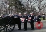 Standbild Beerdigung von Astronauten Lieutenant Commander Roger Chaffee B Arlington Virginia USA, 1967, aus Sekunde 40 historischem Filmmaterial Videoclip 65675027813