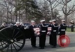 Standbild Beerdigung von Astronauten Lieutenant Commander Roger Chaffee B Arlington Virginia USA, 1967, aus Sekunde 42 historischem Filmmaterial Videoclip 65675027813