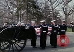 Standbild Beerdigung von Astronauten Lieutenant Commander Roger Chaffee B Arlington Virginia USA, 1967, aus Sekunde 43 historischem Filmmaterial Videoclip 65675027813