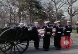 Standbild Beerdigung von Astronauten Lieutenant Commander Roger Chaffee B Arlington Virginia USA, 1967, aus Sekunde 44 historischem Filmmaterial Videoclip 65675027813