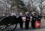 Standbild Beerdigung von Astronauten Lieutenant Commander Roger Chaffee B Arlington Virginia USA, 1967, aus Sekunde 45 historischem Filmmaterial Videoclip 65675027813