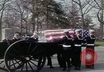 Standbild Beerdigung von Astronauten Lieutenant Commander Roger Chaffee B Arlington Virginia USA, 1967, aus Sekunde 51 historischem Filmmaterial Videoclip 65675027813
