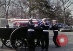 Standbild Beerdigung von Astronauten Lieutenant Commander Roger Chaffee B Arlington Virginia USA, 1967, aus Sekunde 53 historischem Filmmaterial Videoclip 65675027813