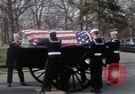 Standbild Beerdigung von Astronauten Lieutenant Commander Roger Chaffee B Arlington Virginia USA, 1967, aus Sekunde 54 historischem Filmmaterial Videoclip 65675027813