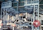 Standbild NASA Inspektion von beschädigten Apollo 1 Kapsel United States USA, 1967, aus Sekunde 5 historischem Filmmaterial Videoclip 65675027816