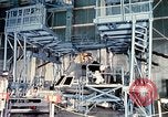 Standbild NASA Inspektion von beschädigten Apollo 1 Kapsel United States USA, 1967, aus Sekunde 6 historischem Filmmaterial Videoclip 65675027816