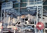 Standbild NASA Inspektion von beschädigten Apollo 1 Kapsel United States USA, 1967, aus Sekunde 10 historischem Filmmaterial Videoclip 65675027816