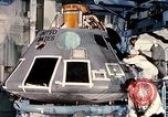 Standbild NASA Inspektion von beschädigten Apollo 1 Kapsel United States USA, 1967, aus Sekunde 26 historischem Filmmaterial Videoclip 65675027816