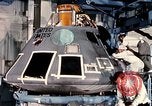 Standbild NASA Inspektion von beschädigten Apollo 1 Kapsel United States USA, 1967, aus Sekunde 27 historischem Filmmaterial Videoclip 65675027816