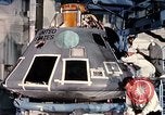 Standbild NASA Inspektion von beschädigten Apollo 1 Kapsel United States USA, 1967, aus Sekunde 28 historischem Filmmaterial Videoclip 65675027816