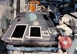 Standbild NASA Inspektion von beschädigten Apollo 1 Kapsel United States USA, 1967, aus Sekunde 30 historischem Filmmaterial Videoclip 65675027816