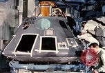 Standbild NASA Inspektion von beschädigten Apollo 1 Kapsel United States USA, 1967, aus Sekunde 32 historischem Filmmaterial Videoclip 65675027816