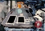Standbild NASA Inspektion von beschädigten Apollo 1 Kapsel United States USA, 1967, aus Sekunde 36 historischem Filmmaterial Videoclip 65675027816