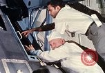 Standbild NASA Inspektion von beschädigten Apollo 1 Kapsel United States USA, 1967, aus Sekunde 41 historischem Filmmaterial Videoclip 65675027816