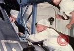 Standbild NASA Inspektion von beschädigten Apollo 1 Kapsel United States USA, 1967, aus Sekunde 44 historischem Filmmaterial Videoclip 65675027816
