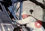 Standbild NASA Inspektion von beschädigten Apollo 1 Kapsel United States USA, 1967, aus Sekunde 45 historischem Filmmaterial Videoclip 65675027816
