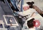 Standbild NASA Inspektion von beschädigten Apollo 1 Kapsel United States USA, 1967, aus Sekunde 47 historischem Filmmaterial Videoclip 65675027816