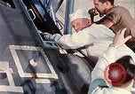 Standbild NASA Inspektion von beschädigten Apollo 1 Kapsel United States USA, 1967, aus Sekunde 48 historischem Filmmaterial Videoclip 65675027816