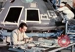 Standbild NASA Inspektion von beschädigten Apollo 1 Kapsel United States USA, 1967, aus Sekunde 56 historischem Filmmaterial Videoclip 65675027816