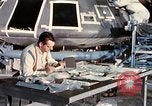Standbild NASA Inspektion von beschädigten Apollo 1 Kapsel United States USA, 1967, aus Sekunde 57 historischem Filmmaterial Videoclip 65675027816