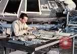 Standbild NASA Inspektion von beschädigten Apollo 1 Kapsel United States USA, 1967, aus Sekunde 58 historischem Filmmaterial Videoclip 65675027816