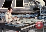 Standbild NASA Inspektion von beschädigten Apollo 1 Kapsel United States USA, 1967, aus Sekunde 59 historischem Filmmaterial Videoclip 65675027816