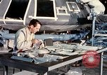 Standbild NASA Inspektion von beschädigten Apollo 1 Kapsel United States USA, 1967, aus Sekunde 60 historischem Filmmaterial Videoclip 65675027816