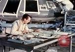Standbild NASA Inspektion von beschädigten Apollo 1 Kapsel United States USA, 1967, aus Sekunde 61 historischem Filmmaterial Videoclip 65675027816