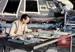 Standbild NASA Inspektion von beschädigten Apollo 1 Kapsel United States USA, 1967, aus Sekunde 62 historischem Filmmaterial Videoclip 65675027816