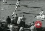 Image Columbia et Dartmouth le football Baker Field New York USA, 1961, de la seconde 44 séquences d'archives historiques vidéo 65675027887