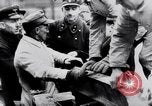 Image allemand les gens à travailler ensemble pour bâtir des défenses Berlin Allemagne, 1945, de la seconde 4 séquences d'archives historiques vidéo 65675027908