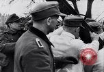 Image allemand les gens à travailler ensemble pour bâtir des défenses Berlin Allemagne, 1945, de la seconde 6 séquences d'archives historiques vidéo 65675027908