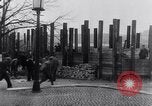 Image allemand les gens à travailler ensemble pour bâtir des défenses Berlin Allemagne, 1945, de la seconde 8 séquences d'archives historiques vidéo 65675027908