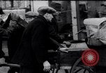 Image allemand les gens à travailler ensemble pour bâtir des défenses Berlin Allemagne, 1945, de la seconde 9 séquences d'archives historiques vidéo 65675027908