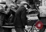 Image allemand les gens à travailler ensemble pour bâtir des défenses Berlin Allemagne, 1945, de la seconde 10 séquences d'archives historiques vidéo 65675027908