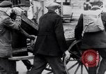 Image allemand les gens à travailler ensemble pour bâtir des défenses Berlin Allemagne, 1945, de la seconde 11 séquences d'archives historiques vidéo 65675027908