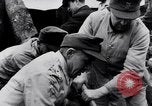 Image allemand les gens à travailler ensemble pour bâtir des défenses Berlin Allemagne, 1945, de la seconde 13 séquences d'archives historiques vidéo 65675027908