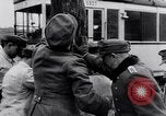 Image allemand les gens à travailler ensemble pour bâtir des défenses Berlin Allemagne, 1945, de la seconde 15 séquences d'archives historiques vidéo 65675027908