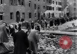 Image allemand les gens à travailler ensemble pour bâtir des défenses Berlin Allemagne, 1945, de la seconde 18 séquences d'archives historiques vidéo 65675027908