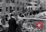 Image allemand les gens à travailler ensemble pour bâtir des défenses Berlin Allemagne, 1945, de la seconde 19 séquences d'archives historiques vidéo 65675027908