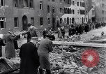 Image allemand les gens à travailler ensemble pour bâtir des défenses Berlin Allemagne, 1945, de la seconde 20 séquences d'archives historiques vidéo 65675027908