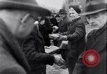 Image allemand les gens à travailler ensemble pour bâtir des défenses Berlin Allemagne, 1945, de la seconde 22 séquences d'archives historiques vidéo 65675027908