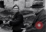 Image allemand les gens à travailler ensemble pour bâtir des défenses Berlin Allemagne, 1945, de la seconde 23 séquences d'archives historiques vidéo 65675027908