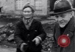 Image allemand les gens à travailler ensemble pour bâtir des défenses Berlin Allemagne, 1945, de la seconde 24 séquences d'archives historiques vidéo 65675027908