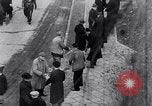 Image allemand les gens à travailler ensemble pour bâtir des défenses Berlin Allemagne, 1945, de la seconde 26 séquences d'archives historiques vidéo 65675027908