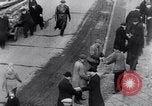 Image allemand les gens à travailler ensemble pour bâtir des défenses Berlin Allemagne, 1945, de la seconde 27 séquences d'archives historiques vidéo 65675027908
