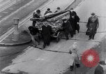 Image allemand les gens à travailler ensemble pour bâtir des défenses Berlin Allemagne, 1945, de la seconde 28 séquences d'archives historiques vidéo 65675027908