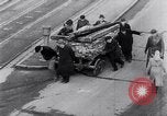 Image allemand les gens à travailler ensemble pour bâtir des défenses Berlin Allemagne, 1945, de la seconde 29 séquences d'archives historiques vidéo 65675027908