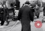 Image allemand les gens à travailler ensemble pour bâtir des défenses Berlin Allemagne, 1945, de la seconde 30 séquences d'archives historiques vidéo 65675027908